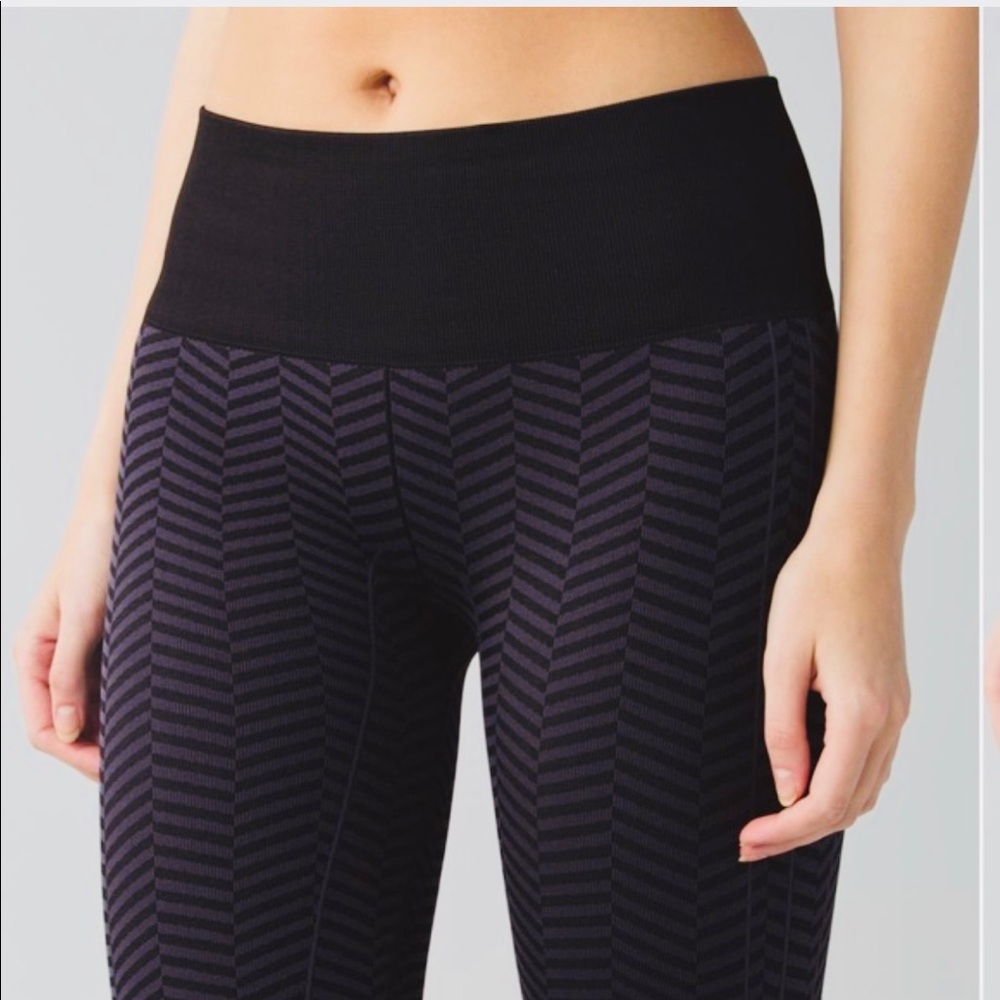 🎉HP🎉NWT Lululemon In The Flow Crop Blue Chevron